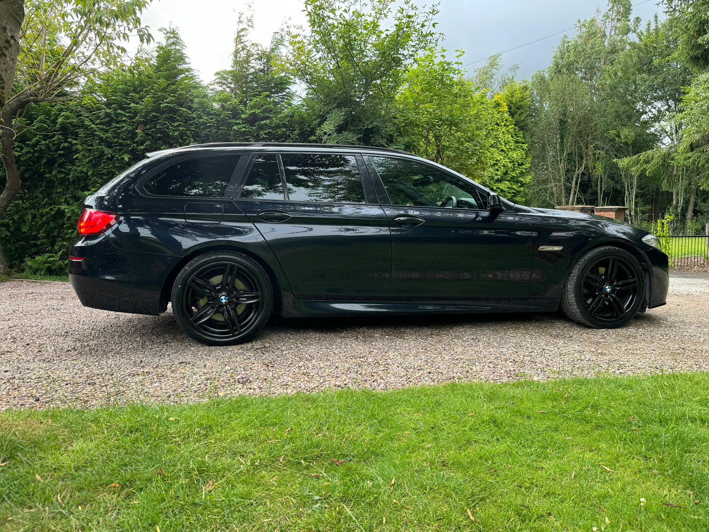 BMW 5 Series M Sport, Estate - AV11AVJ